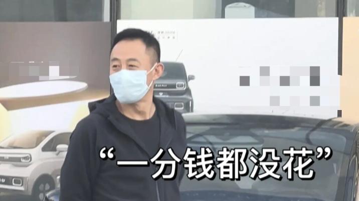侯勇|侯勇带娇妻买5万元轿车，当场试驾打扮低调，女方小腹凸起疑怀孕