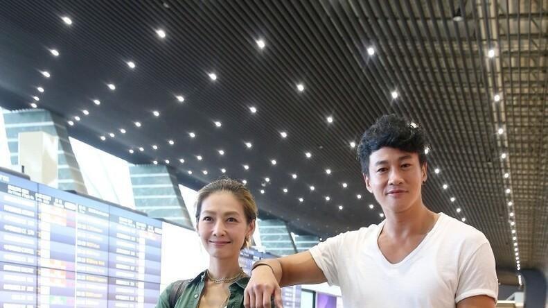 何润东|在机场秀恩爱的何润东夫妇，7年夫妻还眉来眼去，老婆撞脸江疏影了