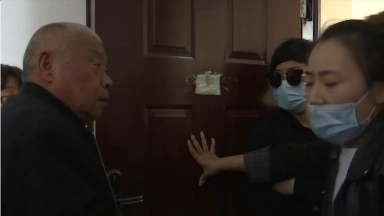 老人霸占楼梯5年，要上楼先交50万！不给钱我就砸毁