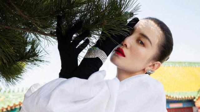 宋佳|42岁宋佳被网友偶遇，主动送拥抱全无明星架子，获赞低调又亲和