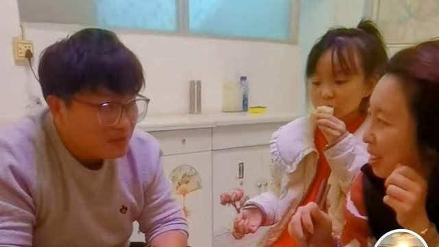 许敏|田静父亲更新全家聚餐画面，称生活点滴值得被记录，田静长相遭嘲