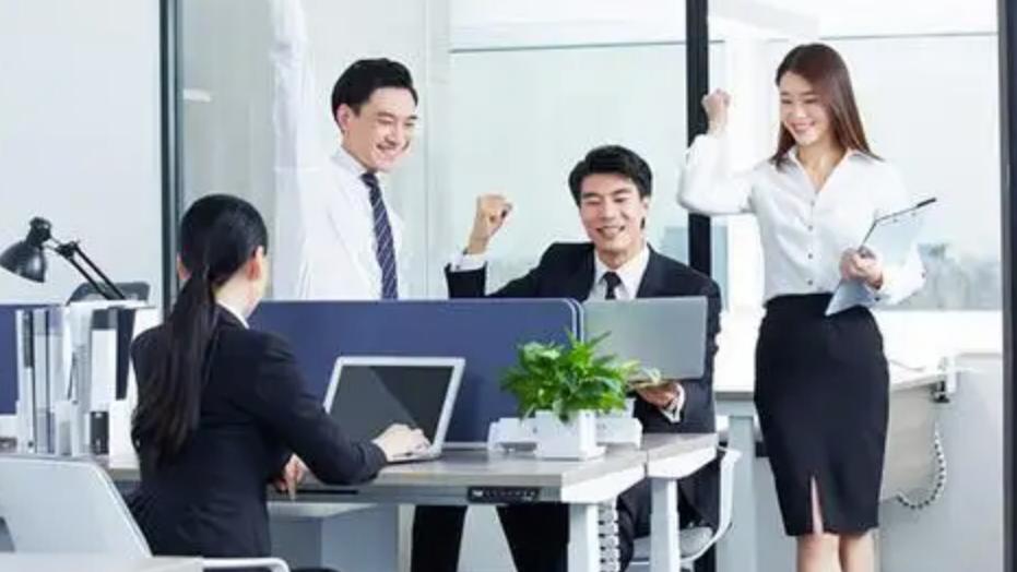 00后|00后在职场中拒绝加班、拒绝996，到底是谁在整顿？