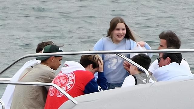 胡连馨|贝克汉姆11岁女儿发育迅猛，胳膊赛大腿，长相远不如父母