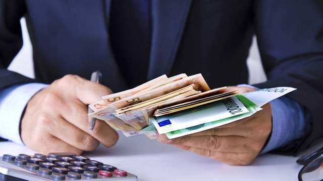 秘书|车间小姑娘靠着拍领导马屁平步青云不断升职，难道职场就是这样？