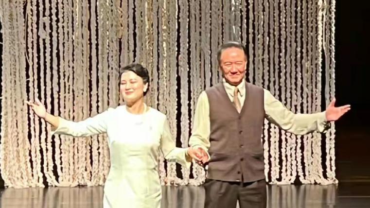 李幼斌|李幼斌二婚妻子出镜！大圆脸旺夫有福气，穿黑裙难掩成熟稳重气质