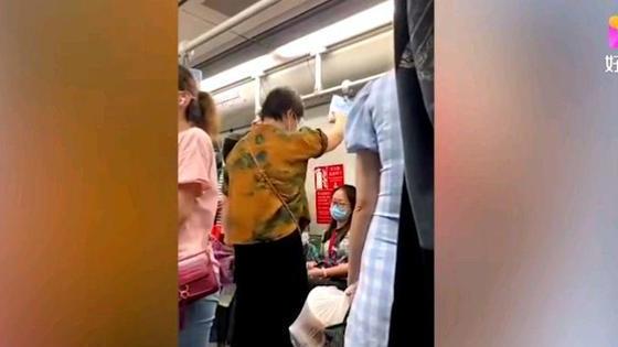 打了谁的脸？上海地铁上两老太太指责带娃女子不让座，全程骂不停