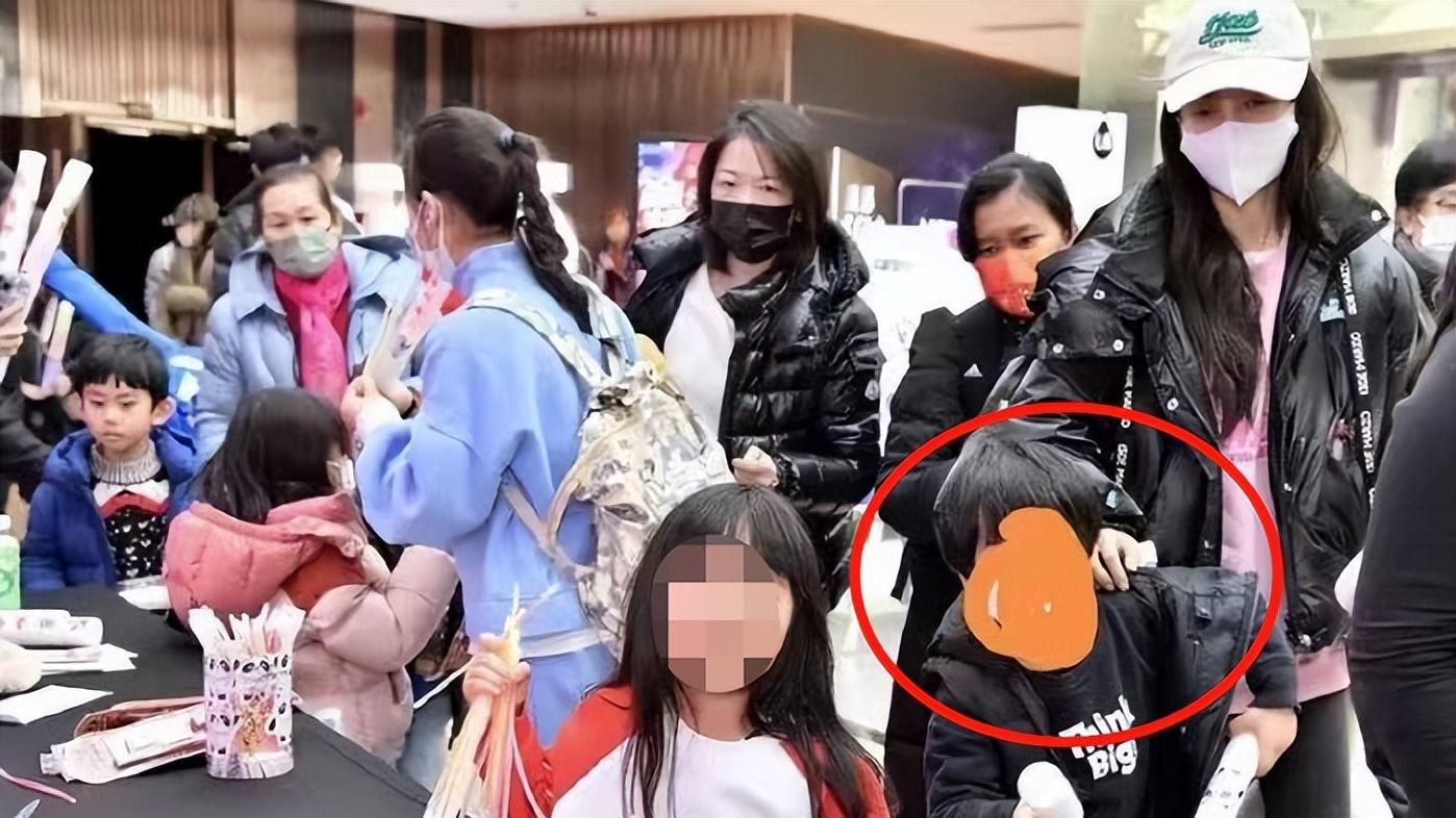 小海绵|Baby带儿子游玩被偶遇，身材干瘦脸蛋超级小