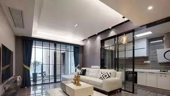 139平现代居室，一进门眼睛都亮了，阳台、厨房玻璃门太敞亮！