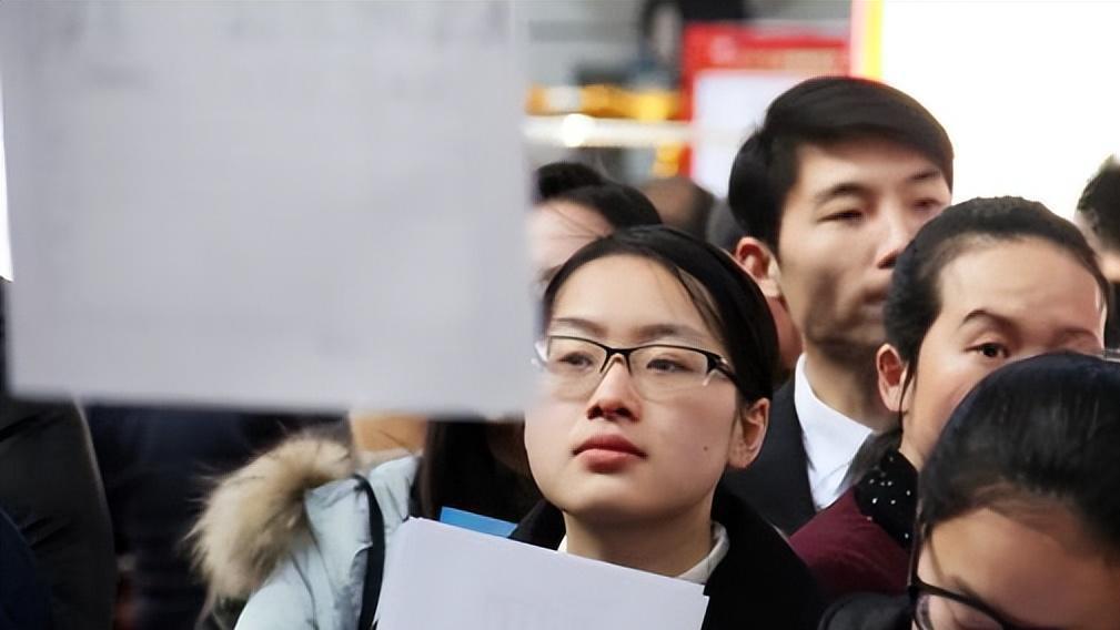 |大学生的“迷惑求职观”，月薪过万无人问津，3000的岗位扎堆争抢