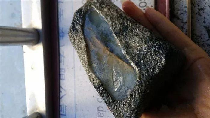 翡翠|缅甸富商18万入手的翡翠原石，竟开出一潭死水，甚是罕见！