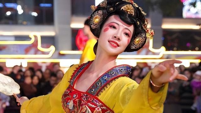 小姐姐|还记得“不倒翁小姐姐”？婚前很有灵性，婚后眼里没光，牙变突出