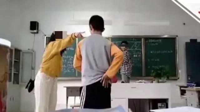 学生偷手机被老师抓获，愤怒用刀捅杀老师仅判2年：他还未成年