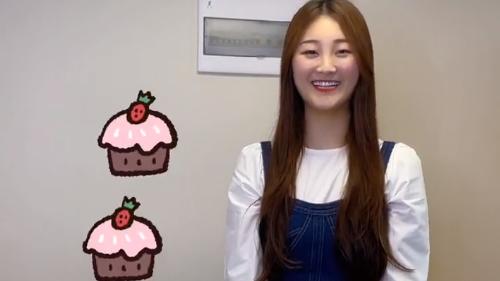 陈亚男新账号不景气，仅有7000粉，为人气穿露脐装深夜街头卖画