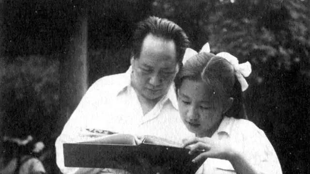 乾隆 江青和毛主席唯一的女儿李讷，父母双亡后回到老家，跪在屋前痛哭