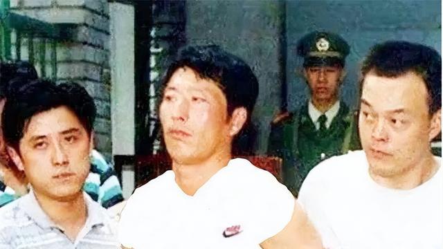 白宝山情人被判12年，出狱后记者问及白宝山，她含泪说了八个字