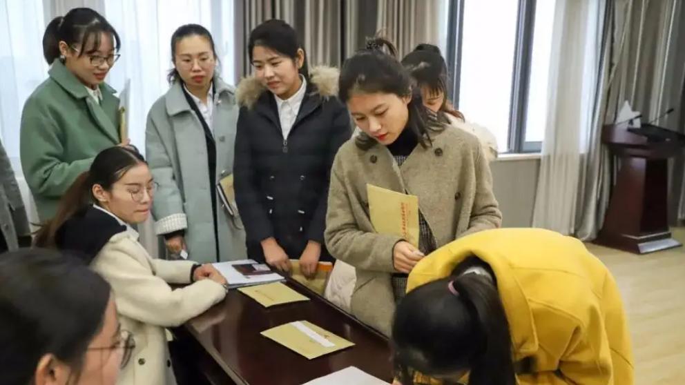 李卿|大专生就值200元？00后线上求职遇“普信HR”，平台作出回应