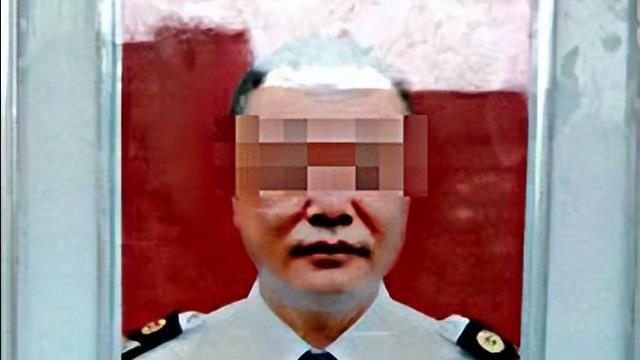 纪实：宜宾女子趁丈夫加夜班出轨，被丈夫带亲人抓包，遭网友指责