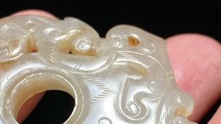 和田玉籽料|明以前 熟坑 和田玉籽料白玉 螭龙纹 鸡心佩 韘形佩