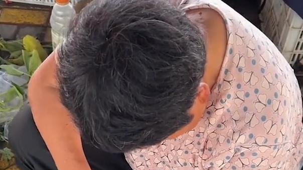卖菜阿姨边打瞌睡边找钱，顾客提醒几次，阿姨反应让人心酸
