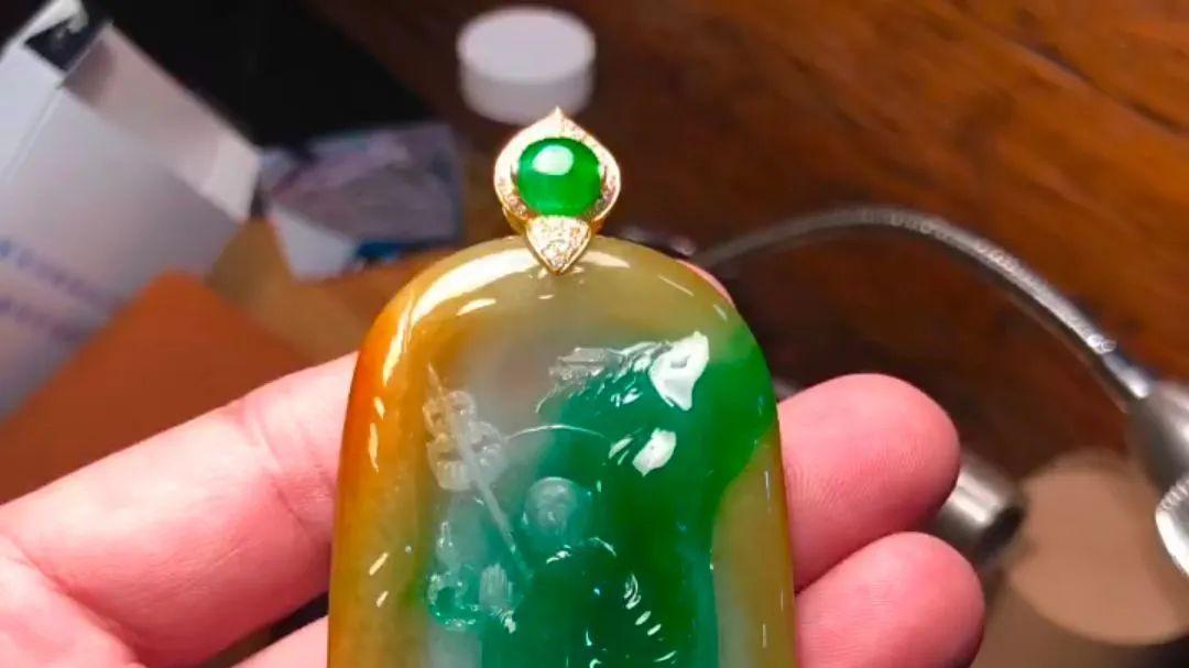 翡翠|小千拿下的翡翠料子，切出辣绿三彩，高端大气上档次！