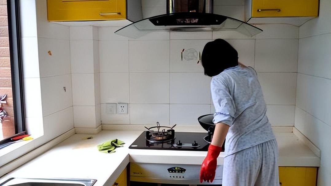 燃气灶天天擦还是油腻腻的？老保洁教你妙招，轻松去油无痕迹