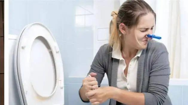 马桶3天不刷就有黄渍？跟保洁阿姨学3招，杀菌除臭无异味