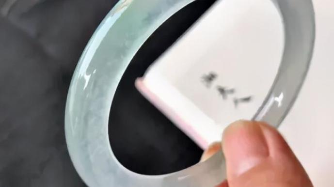 翡翠手镯|翡翠手镯价格不断提升，该怎么挑选？你心仪的是什么样的？