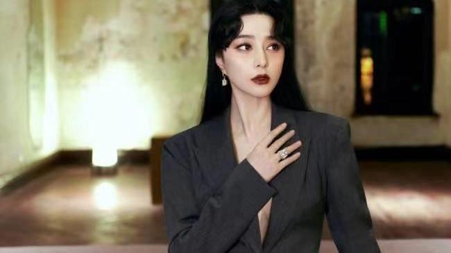 欧阳娜娜|40岁的范冰冰穿着吊带裙露出纤细的后背，和粗壮的手臂形成了鲜明的对比！