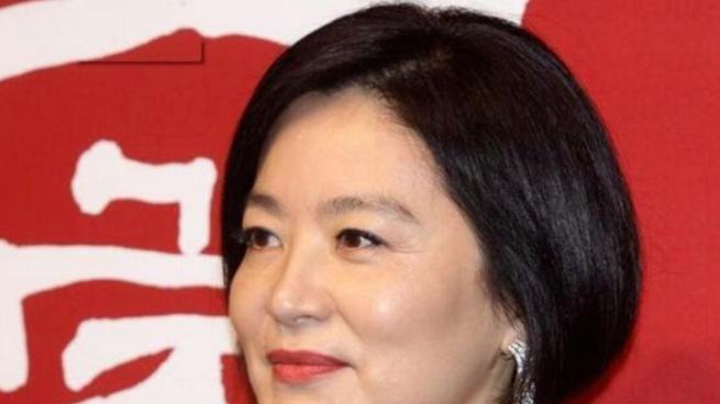 我们的滚烫人生第二季|谁敢相信这是68岁的状态！林青霞与红色蛋糕合照，非常喜庆