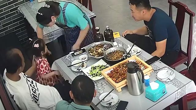 安徽一男子正用餐，老板家萌娃突然走到身边求抱抱，细节让人感动