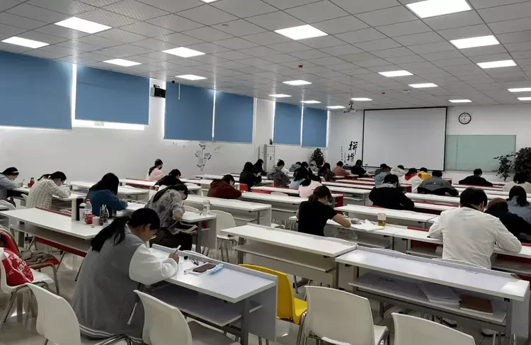 职业教育|三本生扎堆考公被嘲，不能让学渣当公务员，网友：我985白读了