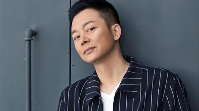 衬衫 刘奕君真是中年男人楷模，穿衬衫留短发，看上去比儿子都年轻帅气