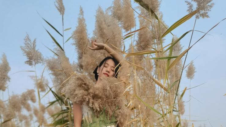 90后成武女子自制芦苇礼服，创意十足获网友点赞