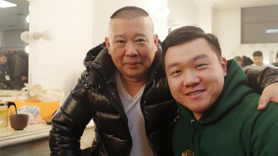 张霄白|德云社张霄白深夜发文，在线实名“举报”，与女友杨艺深夜撒狗粮