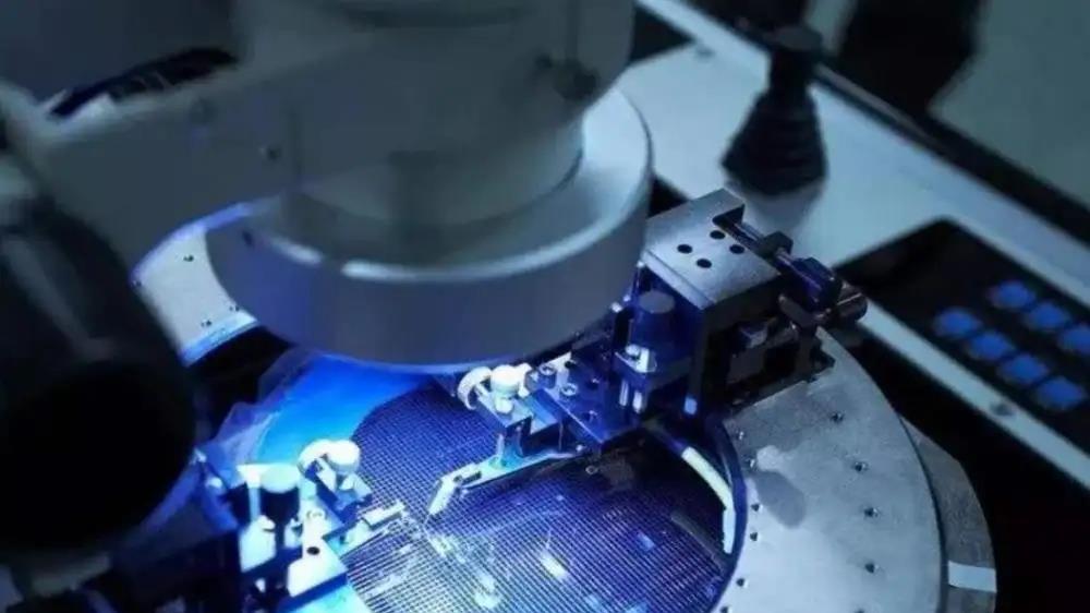 Python|若听美国的话，每年将损失20亿！ASML顶住压力，坚持卖中国光刻机