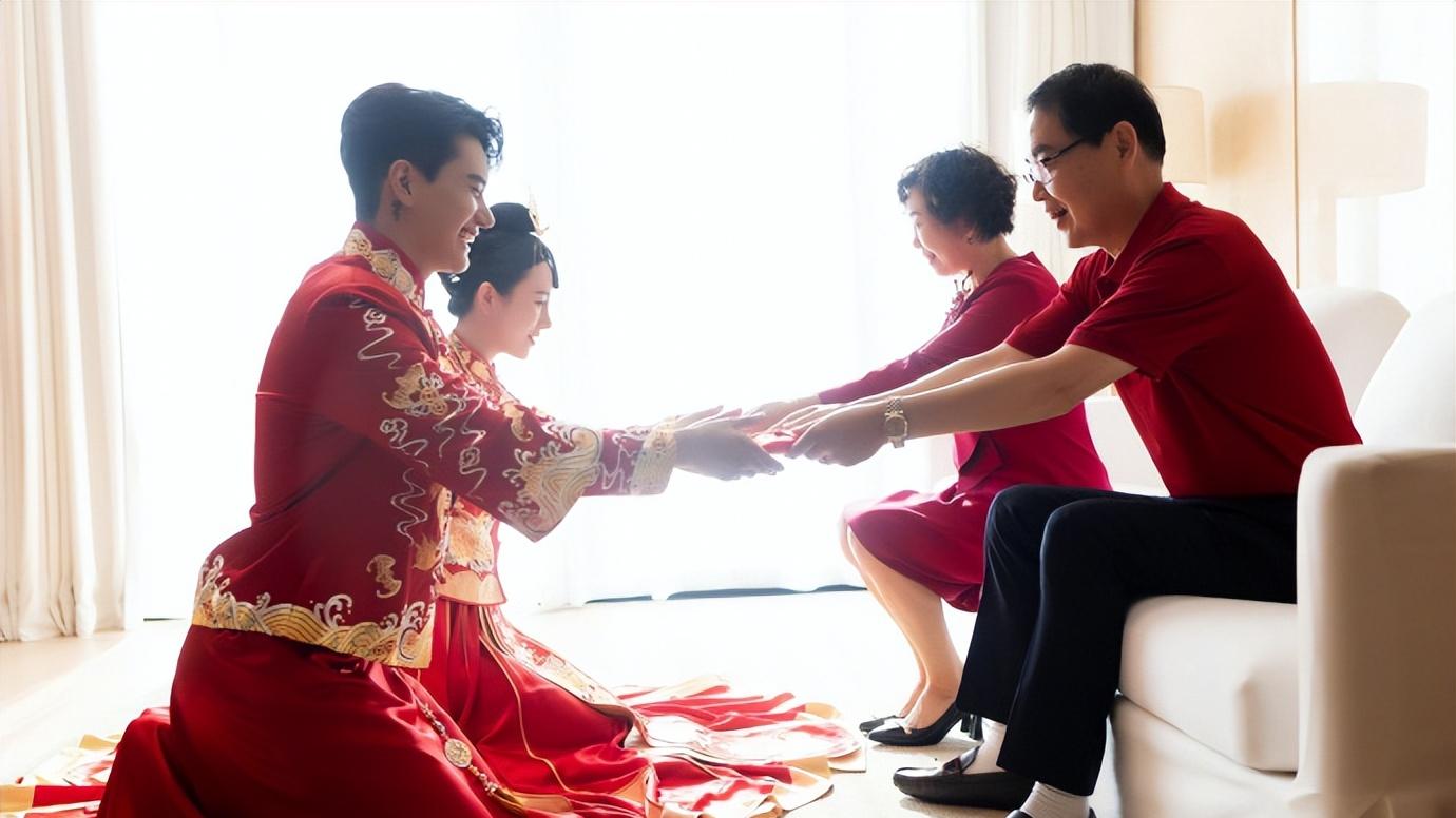 张檬|张檬金恩圣结婚现场：穿中式婚服给爸妈敬茶，长辈回赠超厚大红包