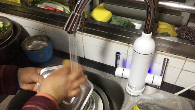 厨房阳台用水，别再依赖热水器了，要在小厨宝和即热水龙头之间选