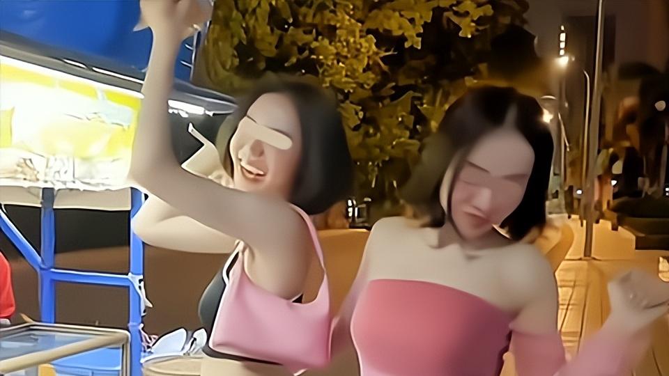 女子醉酒后不肯回家，红着脸和闺蜜边走边跳：他说我不值25万彩礼