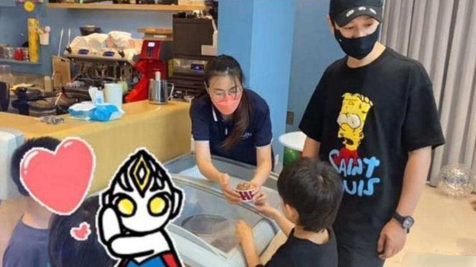 黄晓明|黄晓明与美女网红合照曝光，女方身材好颜值高，网友好奇二人关系