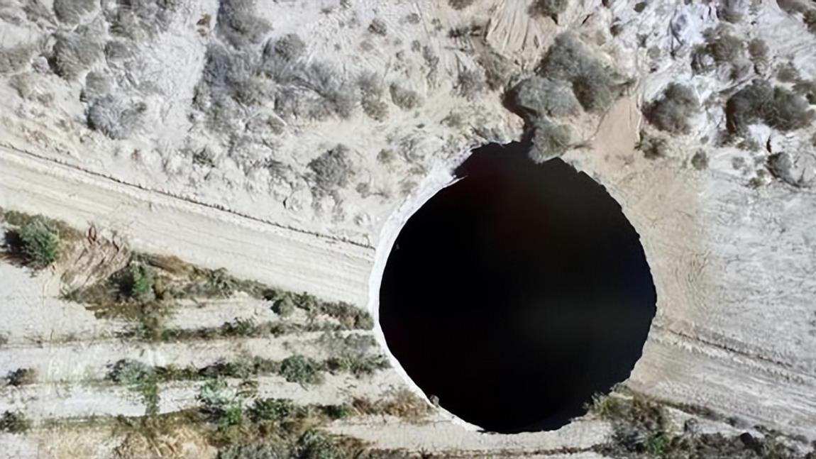 智利出现神秘“天坑”，内含大量积水，难道地心世界入口出现了？