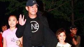 李连杰|李连杰19岁小女儿近照，亭亭玉立，身材丰满，前妻俩女儿生活拮据