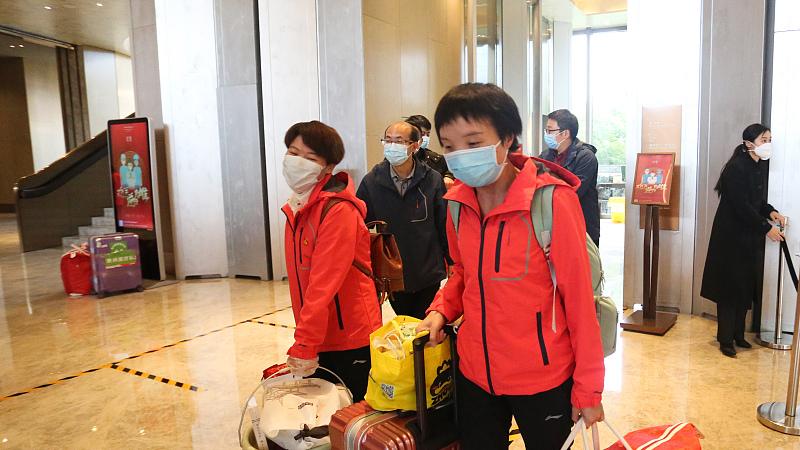 贵阳一转运涉疫人员的大巴侧翻引争议：异地隔离为何要半夜转运？