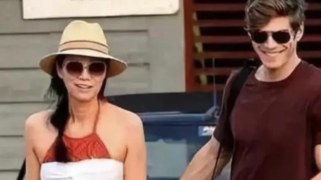 邓文迪|2016年，48岁邓文迪和21岁模特男友在游艇上拥吻，男友身高1.88米