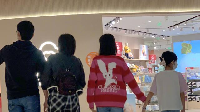 陆毅|陆毅携妻女开心出游，俩女儿暴风抽高，14岁贝儿背影和妈妈分不清