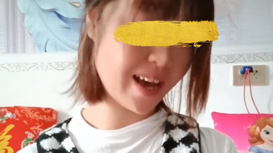 贵州：38岁女子当奶奶，抱着孙女唱歌喂奶，网友：开飞机也赶不上