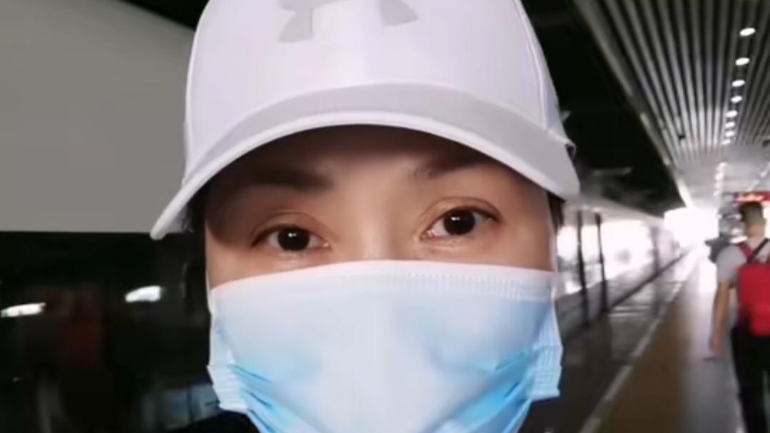 田震|田震穿吊带裙逛路边摊，蹲马路牙子上啃玉米，回国后太接地气