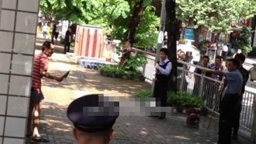 “吃个饭，居然被砍伤？”，广东深圳，某餐厅，44岁男子黄某正在用餐