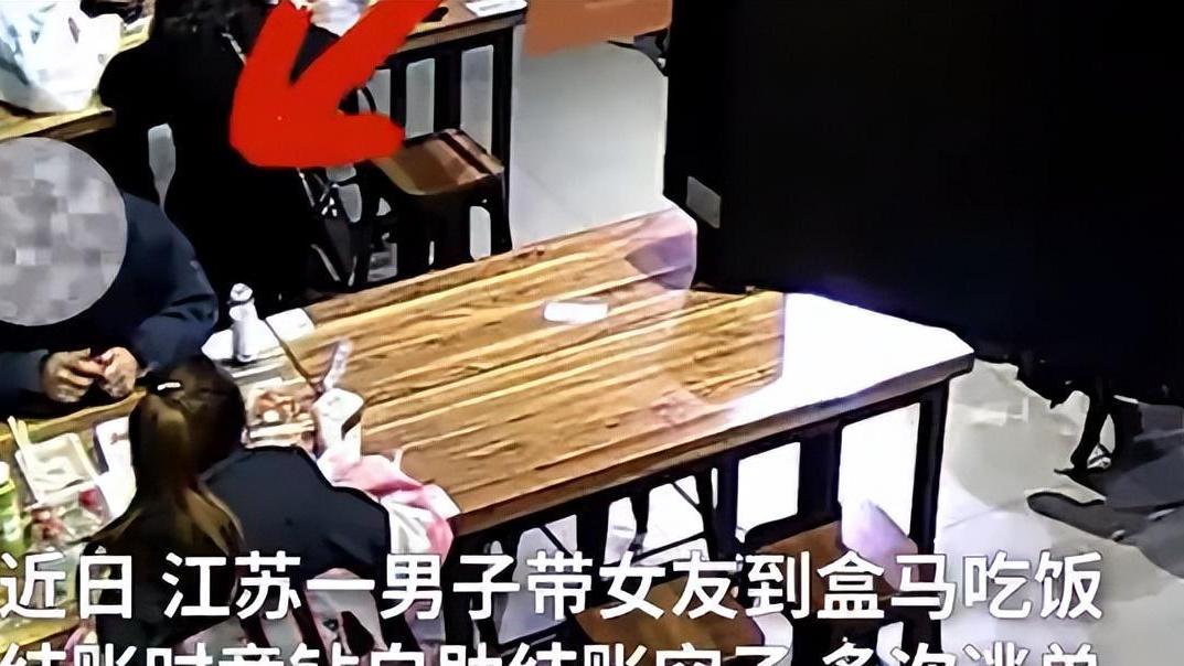男子利用自助结账，带着女友一起逃单，用塑料袋的钱吃遍贵海鲜