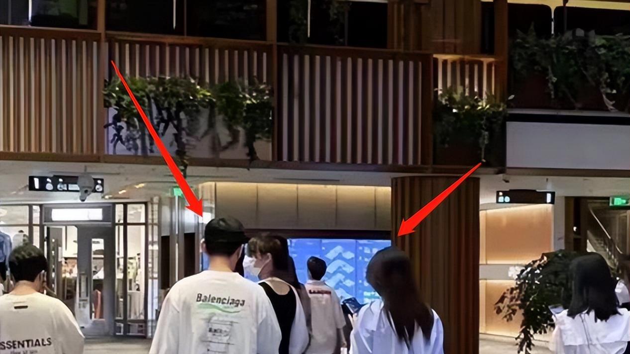 王思聪|王思聪带俩美女逛街被拍！开千万豪车阵仗大，美女穿吊带打扮清凉