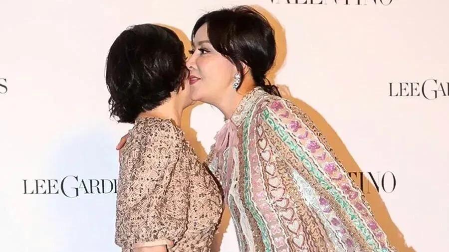 何超琼|“赌王”女儿何超琼，与刘嘉玲穿衣“撞色”，输了身材却赢了气场